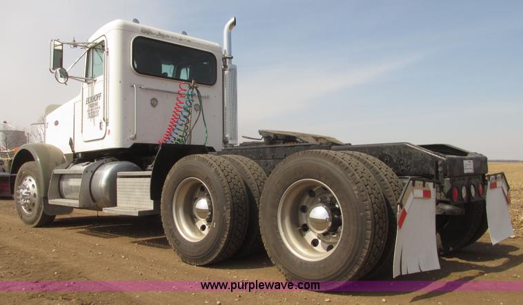image for item H4727 2001 Peterbilt 378 semi truck