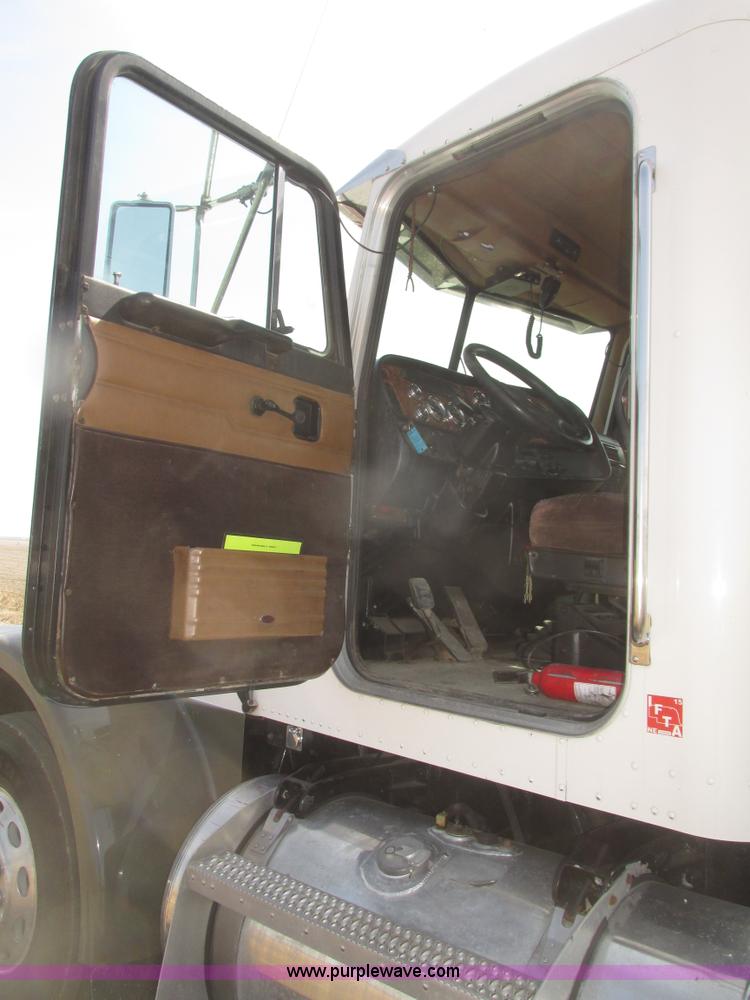 image for item H4727 2001 Peterbilt 378 semi truck