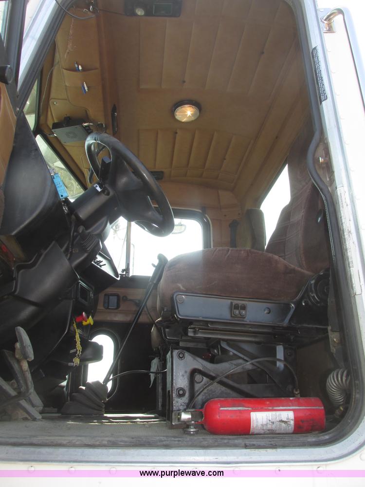 image for item H4727 2001 Peterbilt 378 semi truck