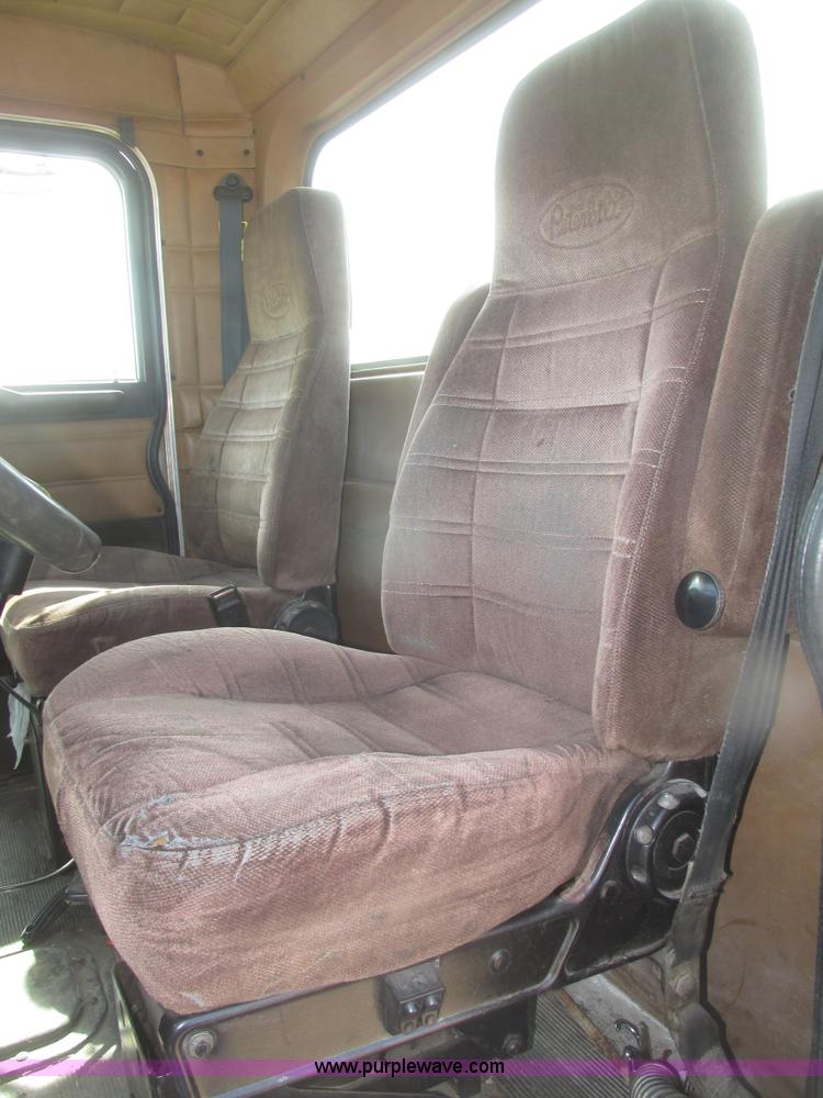 image for item H4727 2001 Peterbilt 378 semi truck