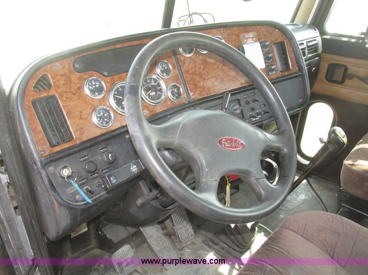image for item H4727 2001 Peterbilt 378 semi truck