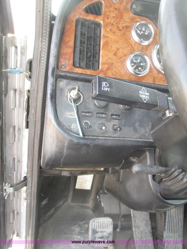 image for item H4727 2001 Peterbilt 378 semi truck