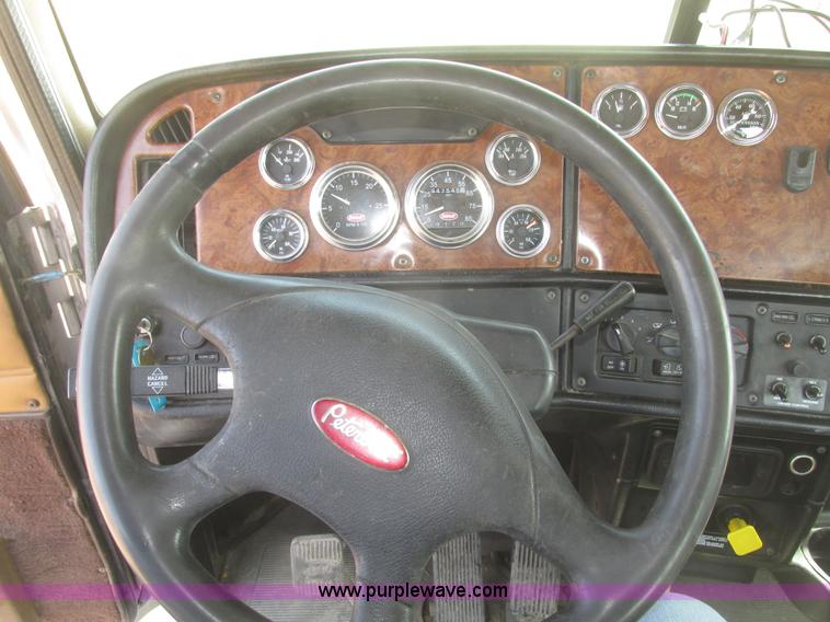 image for item H4727 2001 Peterbilt 378 semi truck