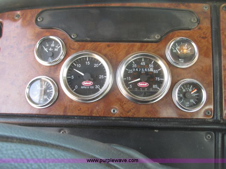 image for item H4727 2001 Peterbilt 378 semi truck