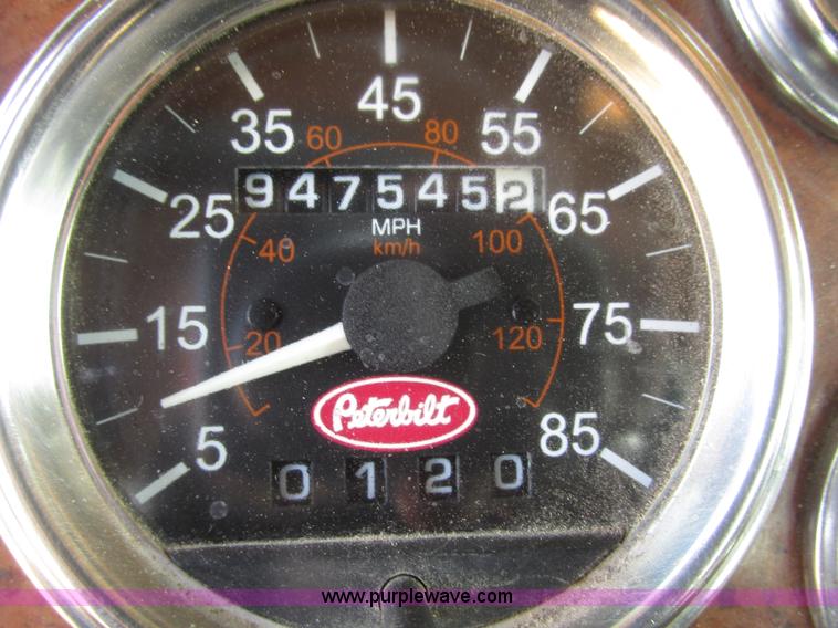 image for item H4727 2001 Peterbilt 378 semi truck