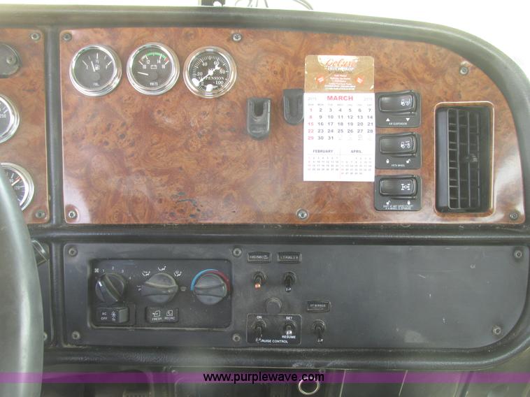 image for item H4727 2001 Peterbilt 378 semi truck