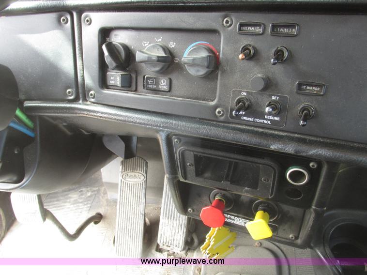 image for item H4727 2001 Peterbilt 378 semi truck