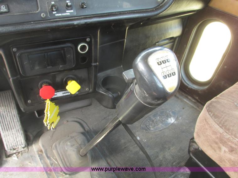 image for item H4727 2001 Peterbilt 378 semi truck