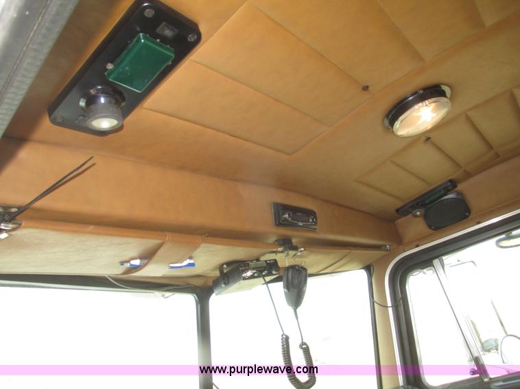 image for item H4727 2001 Peterbilt 378 semi truck