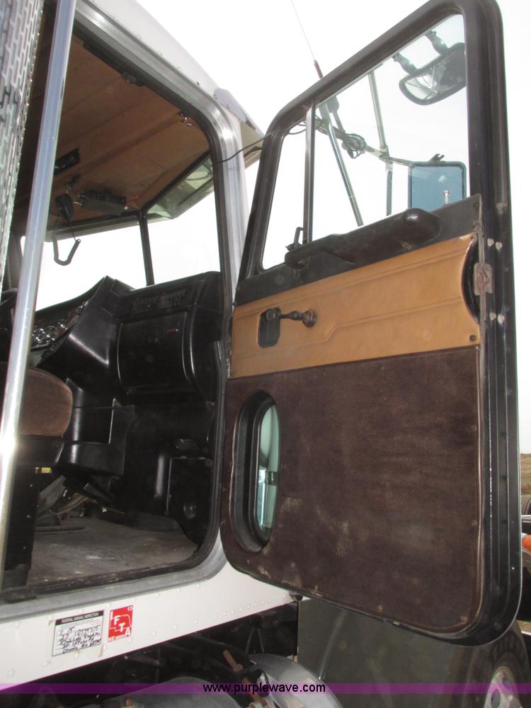 image for item H4727 2001 Peterbilt 378 semi truck