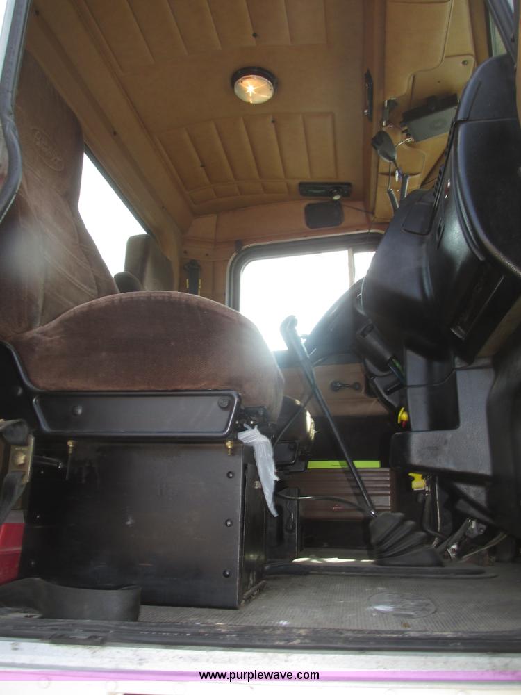 image for item H4727 2001 Peterbilt 378 semi truck