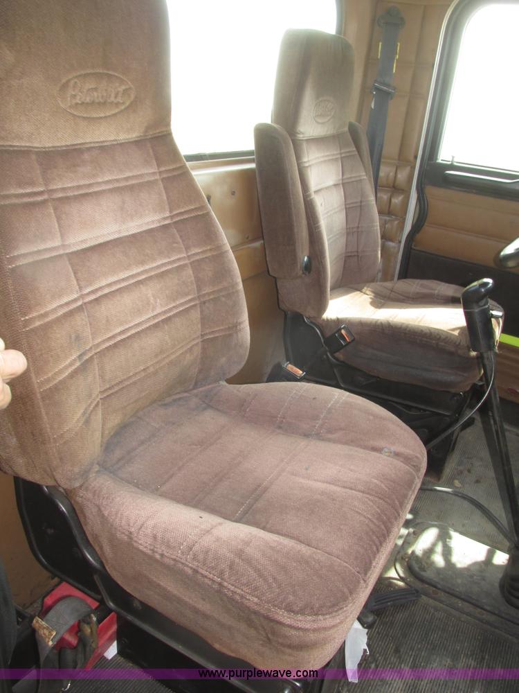 image for item H4727 2001 Peterbilt 378 semi truck