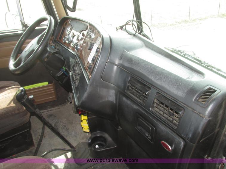 image for item H4727 2001 Peterbilt 378 semi truck