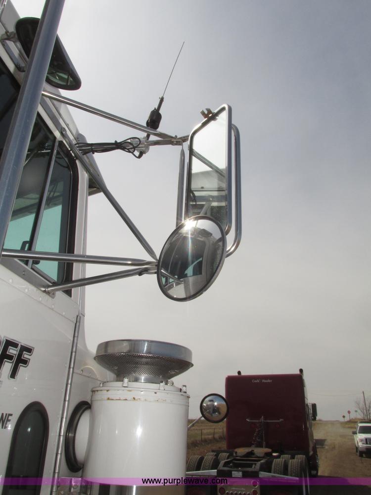 image for item H4727 2001 Peterbilt 378 semi truck