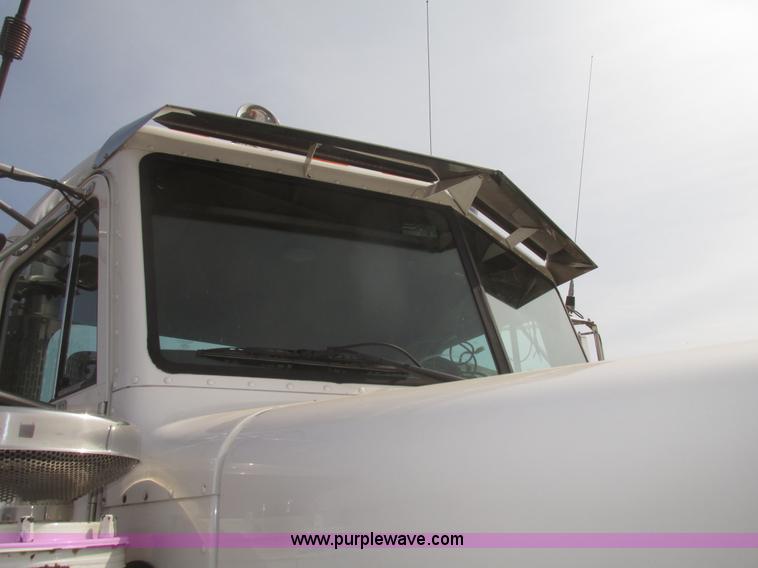 image for item H4727 2001 Peterbilt 378 semi truck