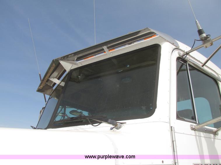 image for item H4727 2001 Peterbilt 378 semi truck