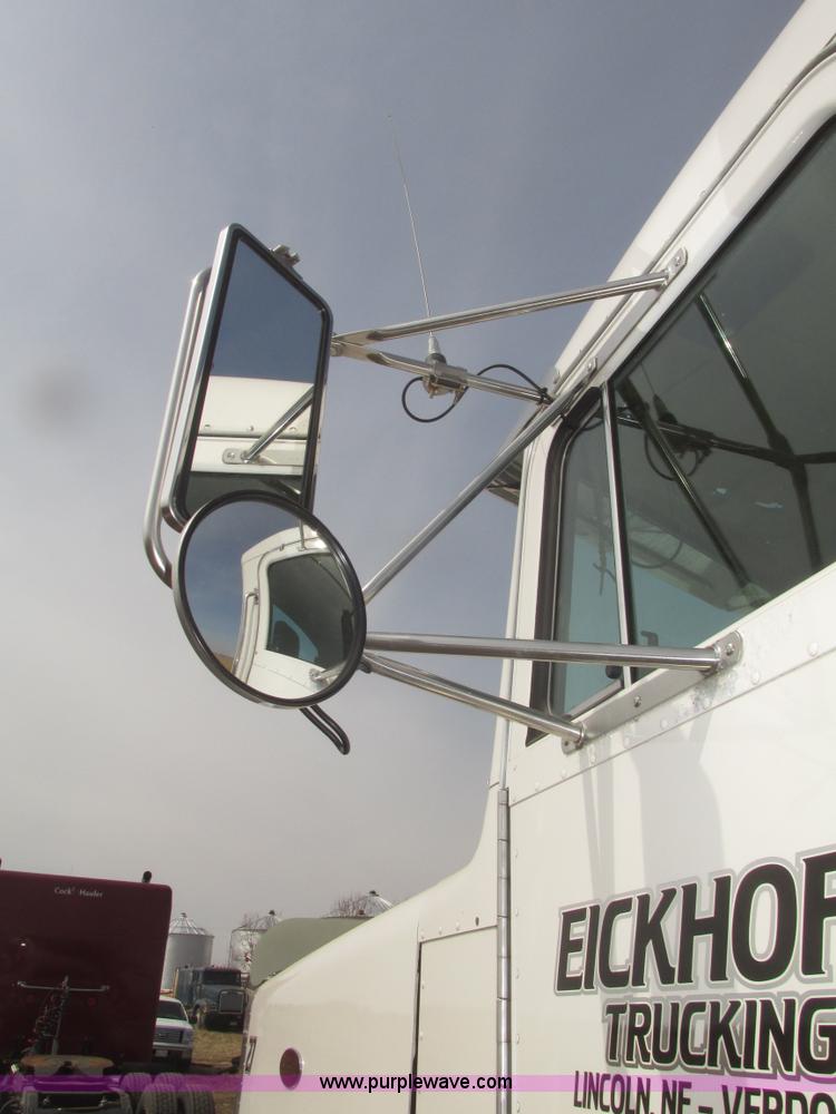 image for item H4727 2001 Peterbilt 378 semi truck