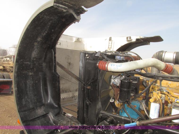 image for item H4727 2001 Peterbilt 378 semi truck