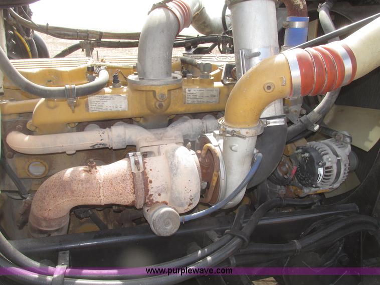 image for item H4727 2001 Peterbilt 378 semi truck