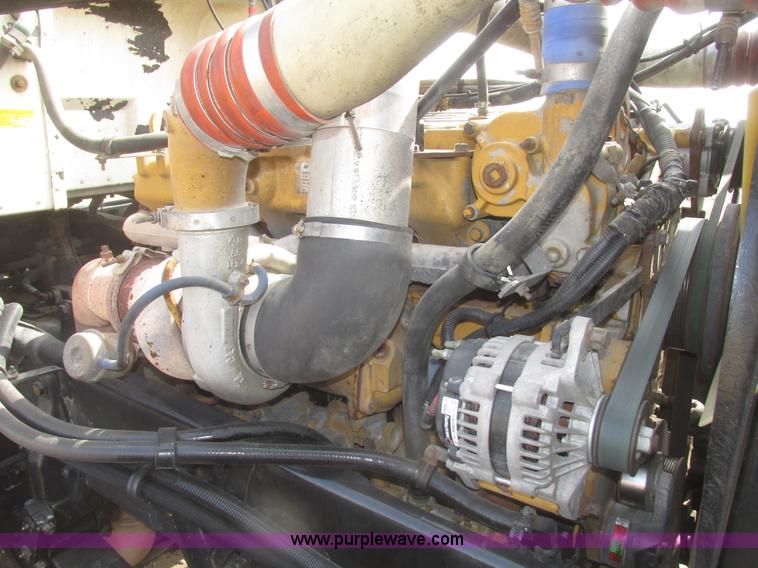 image for item H4727 2001 Peterbilt 378 semi truck