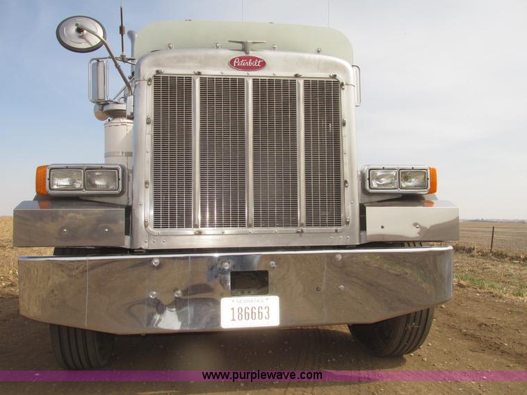 image for item H4727 2001 Peterbilt 378 semi truck