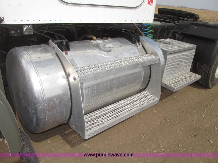 image for item H4727 2001 Peterbilt 378 semi truck