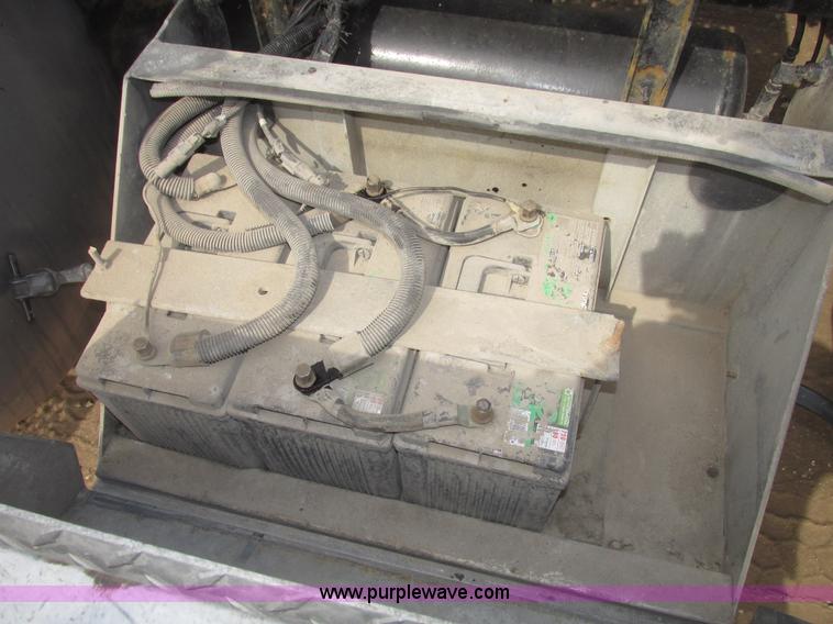 image for item H4727 2001 Peterbilt 378 semi truck