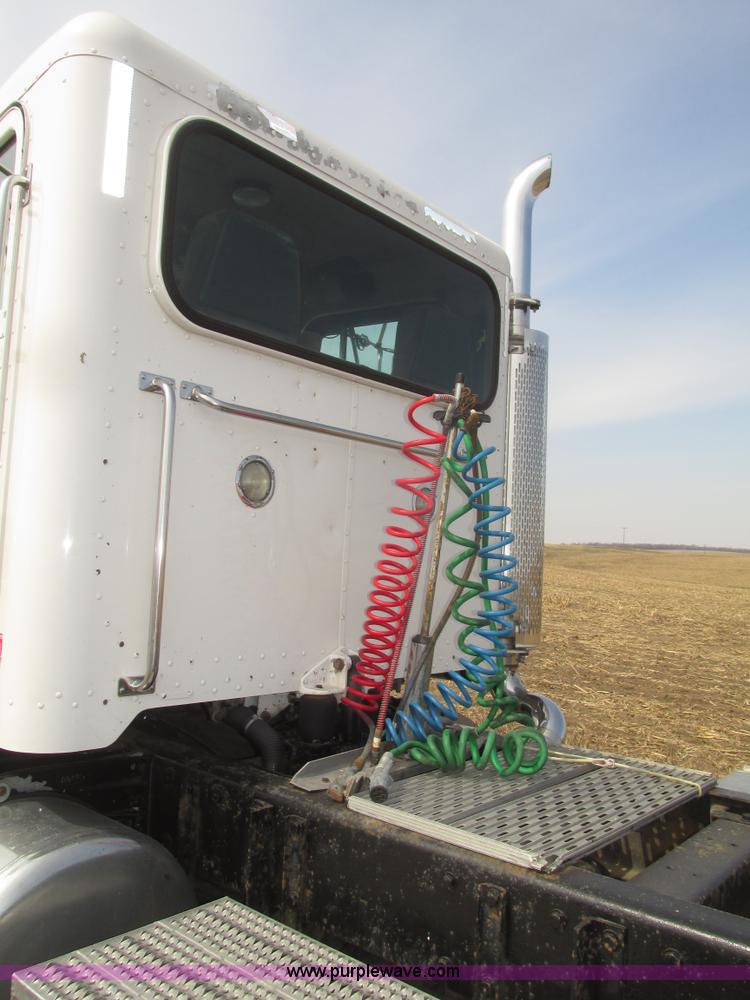 image for item H4727 2001 Peterbilt 378 semi truck