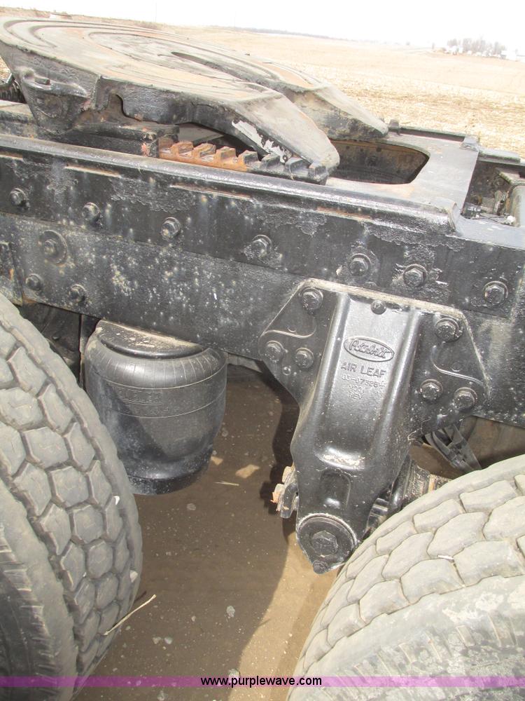 image for item H4727 2001 Peterbilt 378 semi truck