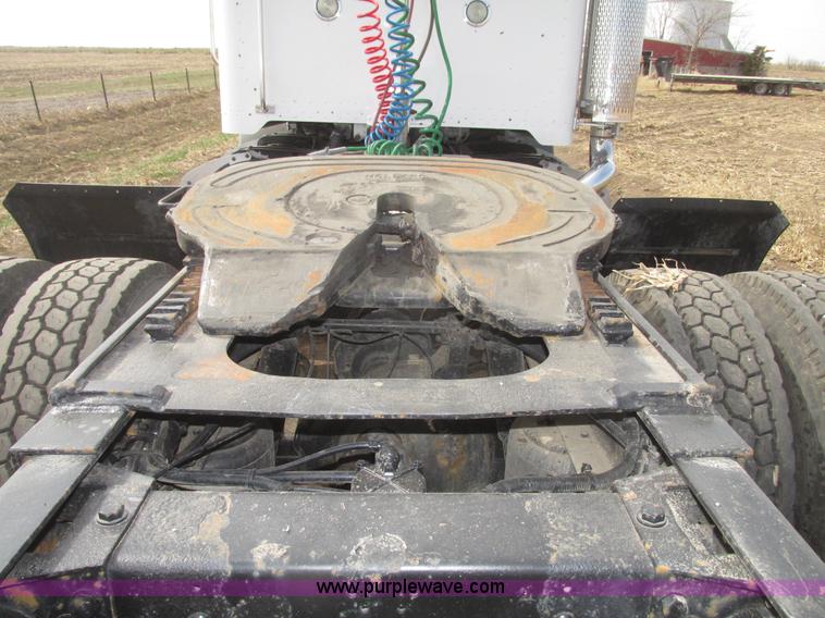 image for item H4727 2001 Peterbilt 378 semi truck