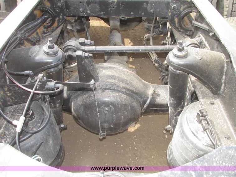 image for item H4727 2001 Peterbilt 378 semi truck