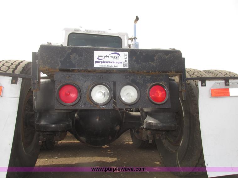 image for item H4727 2001 Peterbilt 378 semi truck