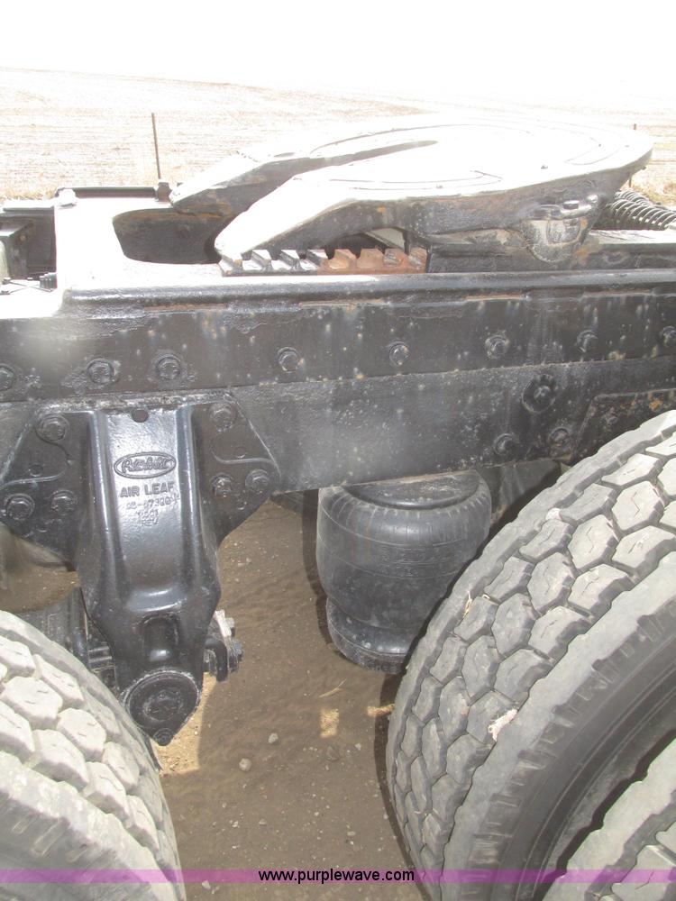 image for item H4727 2001 Peterbilt 378 semi truck