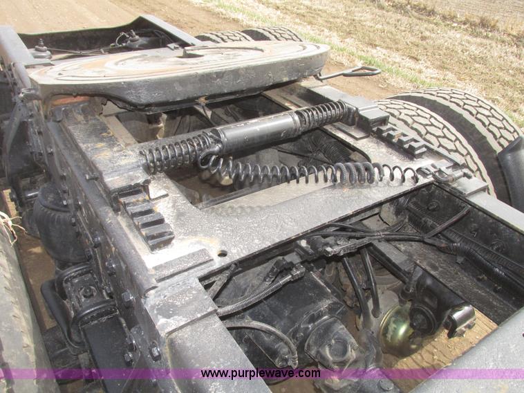 image for item H4727 2001 Peterbilt 378 semi truck