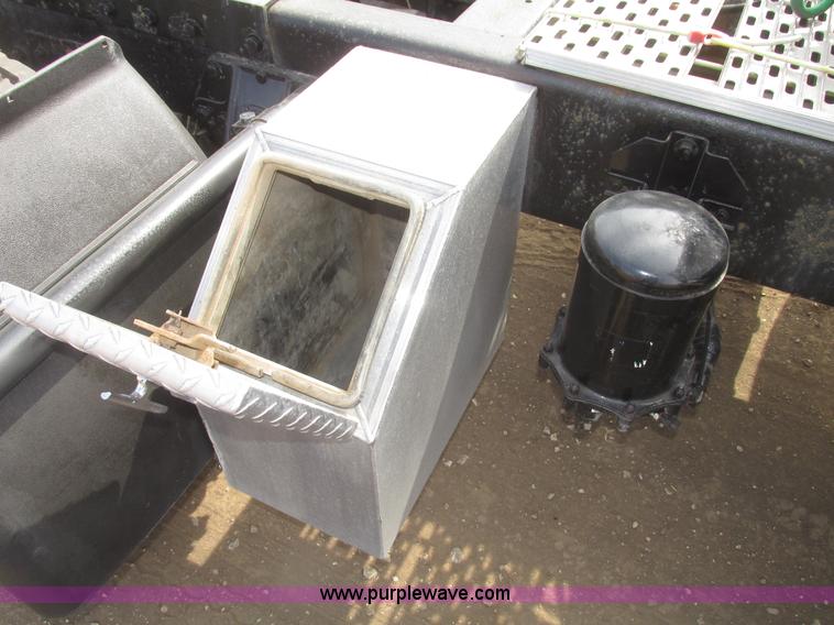 image for item H4727 2001 Peterbilt 378 semi truck