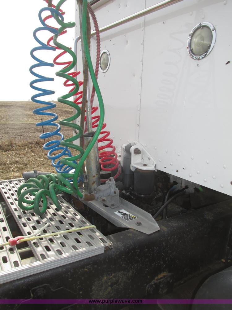 image for item H4727 2001 Peterbilt 378 semi truck