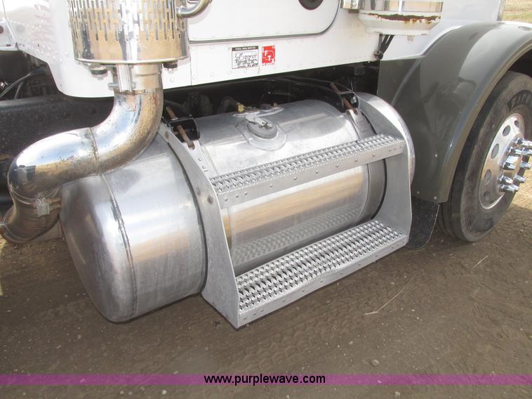 image for item H4727 2001 Peterbilt 378 semi truck