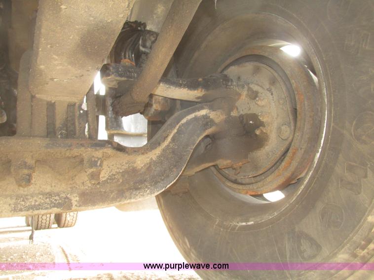 image for item H4727 2001 Peterbilt 378 semi truck