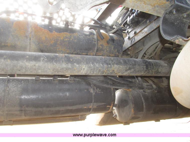 image for item H4727 2001 Peterbilt 378 semi truck