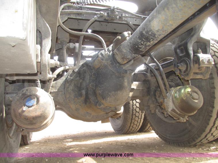 image for item H4727 2001 Peterbilt 378 semi truck