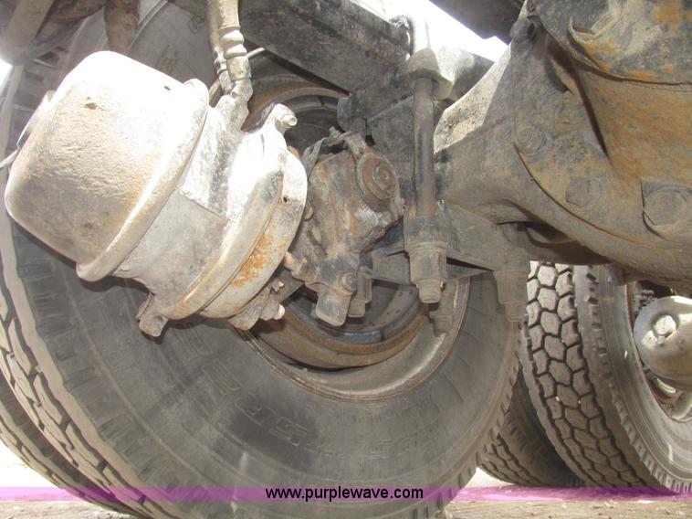 image for item H4727 2001 Peterbilt 378 semi truck