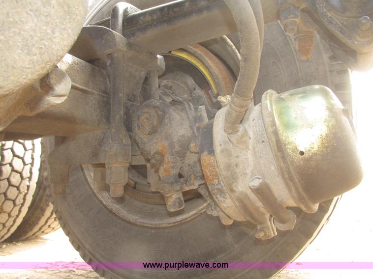 image for item H4727 2001 Peterbilt 378 semi truck