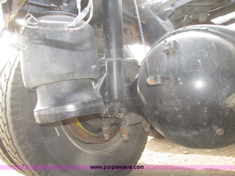 image for item H4727 2001 Peterbilt 378 semi truck