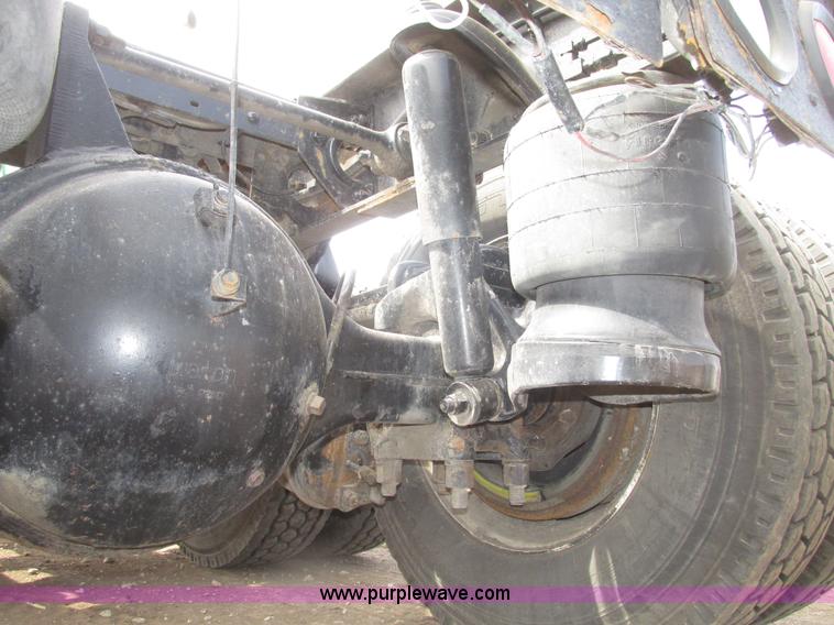 image for item H4727 2001 Peterbilt 378 semi truck