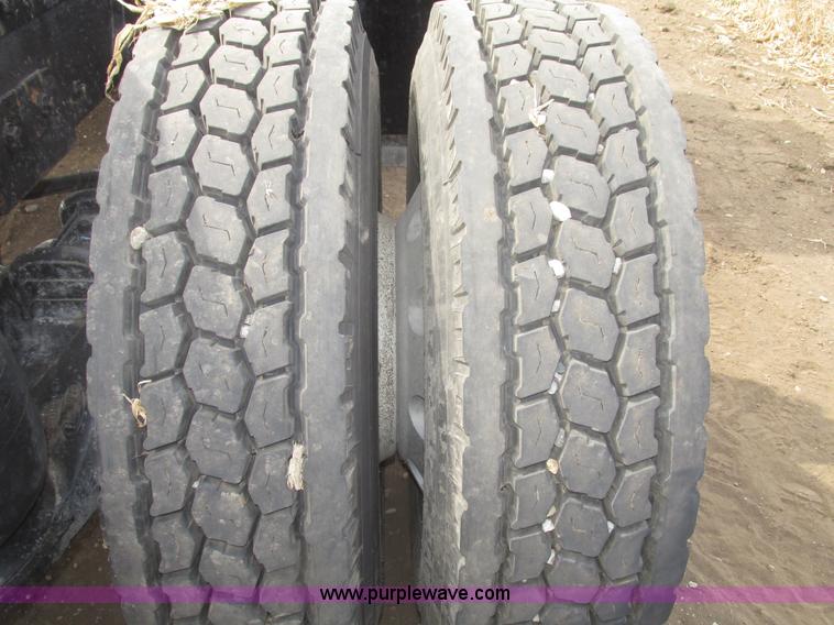 image for item H4727 2001 Peterbilt 378 semi truck