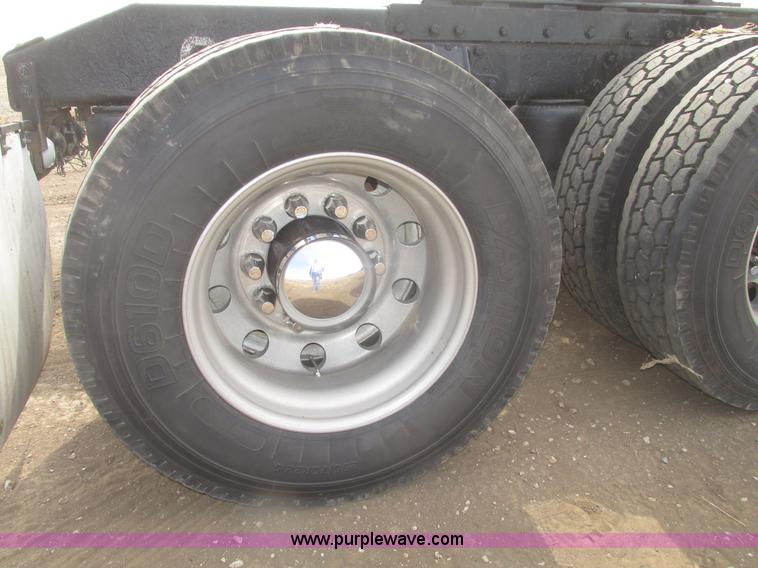 image for item H4727 2001 Peterbilt 378 semi truck