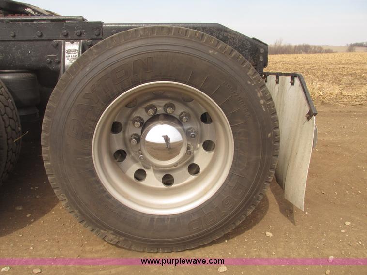 image for item H4727 2001 Peterbilt 378 semi truck