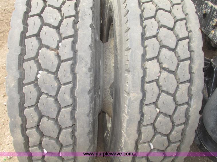 image for item H4727 2001 Peterbilt 378 semi truck