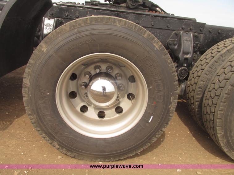 image for item H4727 2001 Peterbilt 378 semi truck