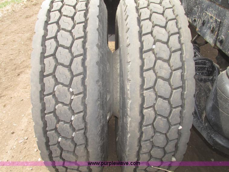 image for item H4727 2001 Peterbilt 378 semi truck